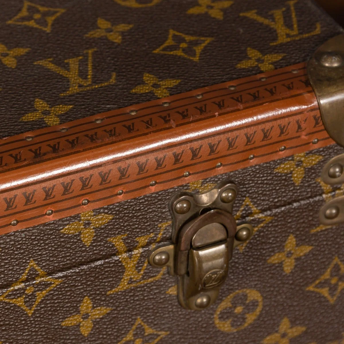 PUSHKIN ANTIQUES - 20thC LOUIS VUITTON SUITCASE IN MONOGRAM CANVAS, FRANCE c.1970 - 23.jpg