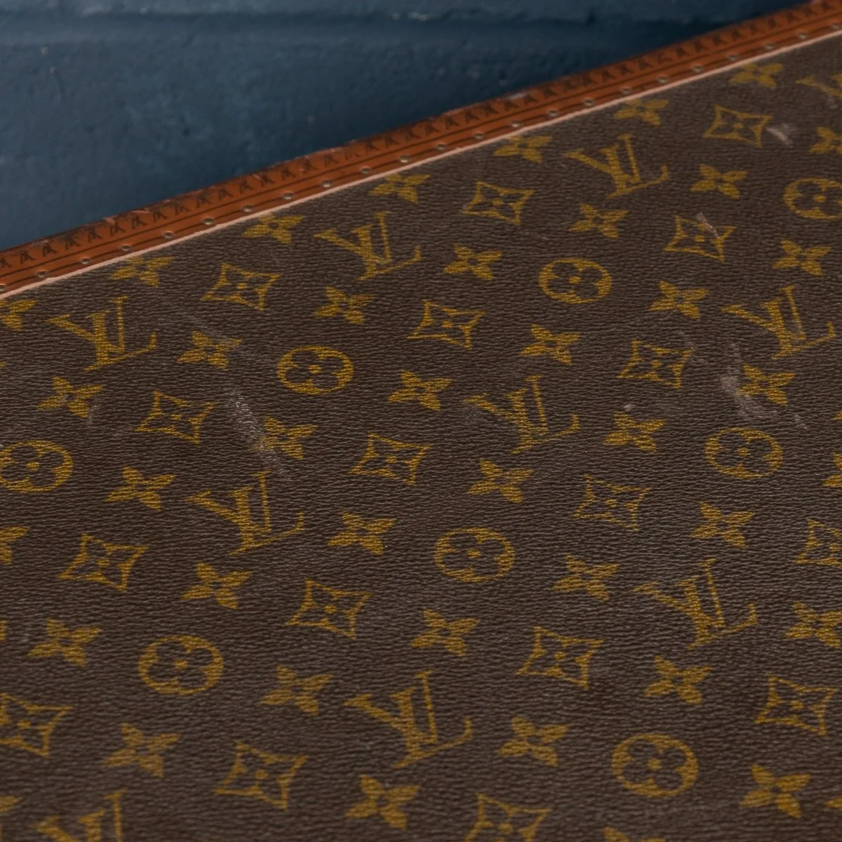 PUSHKIN ANTIQUES - 20thC LOUIS VUITTON SUITCASE IN MONOGRAM CANVAS, FRANCE c.1970 - 31.jpg