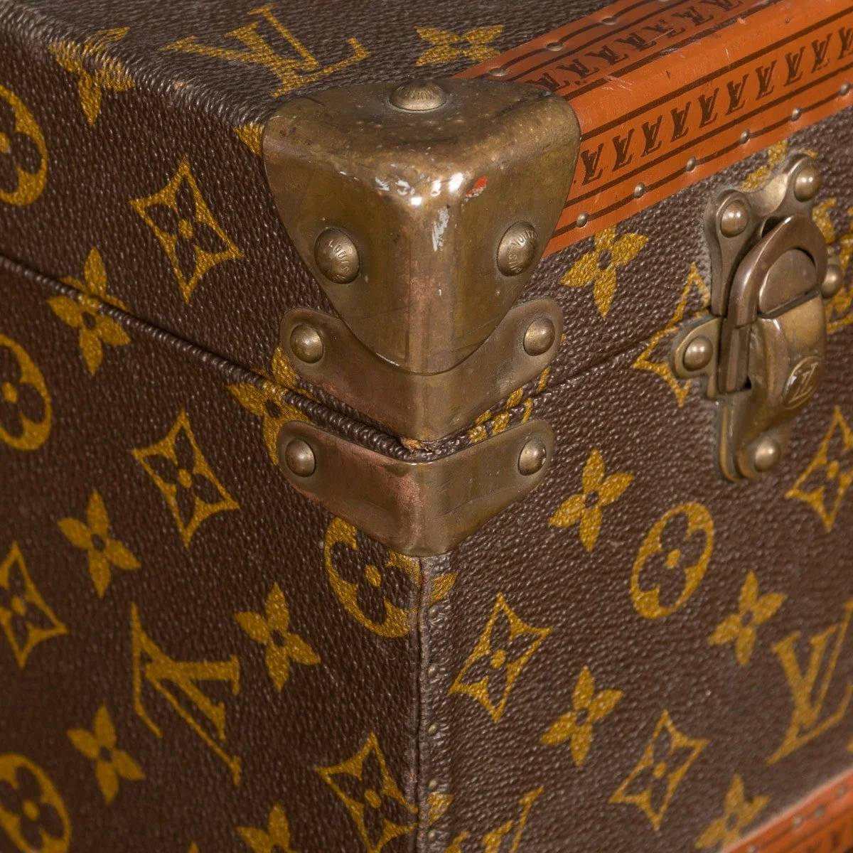PUSHKIN ANTIQUES - 20thC LOUIS VUITTON SUITCASE IN MONOGRAM CANVAS, FRANCE c.1970 - 24.jpg