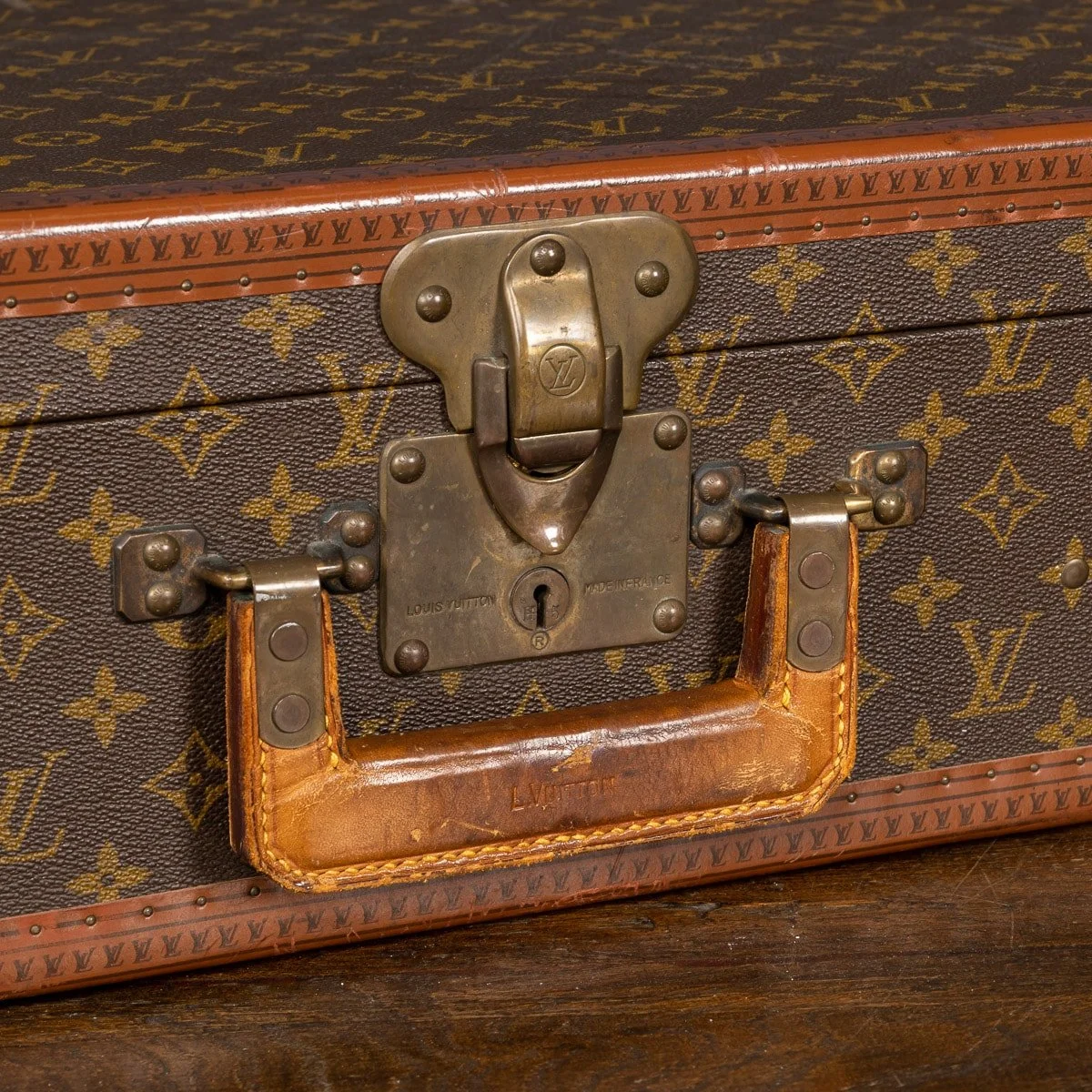 PUSHKIN ANTIQUES - 20thC LOUIS VUITTON SUITCASE IN MONOGRAM CANVAS, FRANCE c.1970 - 17.jpg