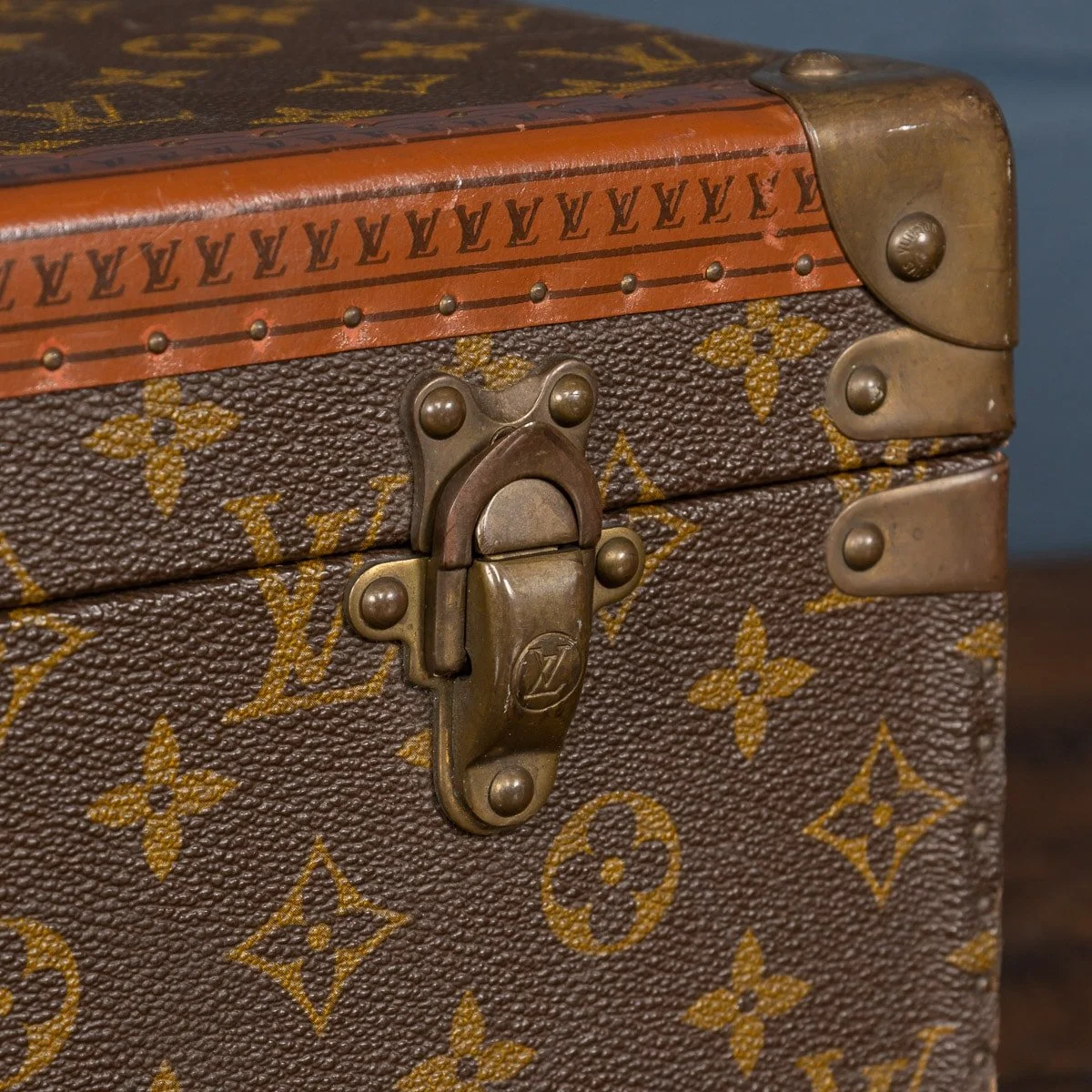 PUSHKIN ANTIQUES - 20thC LOUIS VUITTON SUITCASE IN MONOGRAM CANVAS, FRANCE c.1970 - 19.jpg