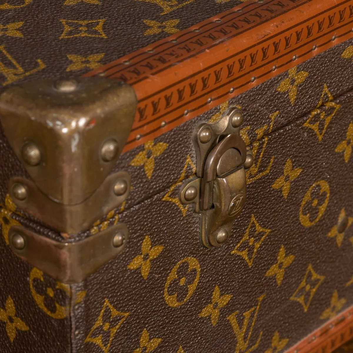 PUSHKIN ANTIQUES - 20thC LOUIS VUITTON SUITCASE IN MONOGRAM CANVAS, FRANCE c.1970 - 25.jpg