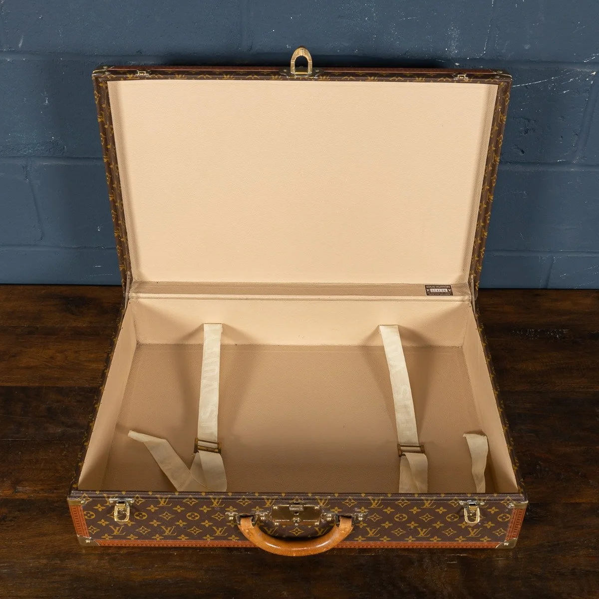 PUSHKIN ANTIQUES - 20thC LOUIS VUITTON SUITCASE IN MONOGRAM CANVAS, FRANCE c.1970 2- 08.jpg