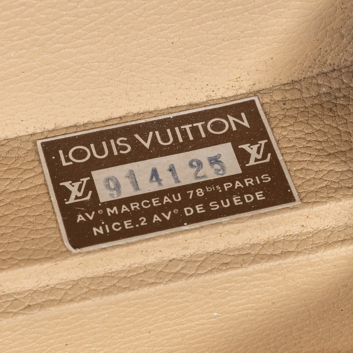 PUSHKIN ANTIQUES - 20thC LOUIS VUITTON SUITCASE IN MONOGRAM CANVAS, FRANCE c.1970 2- 09.jpg