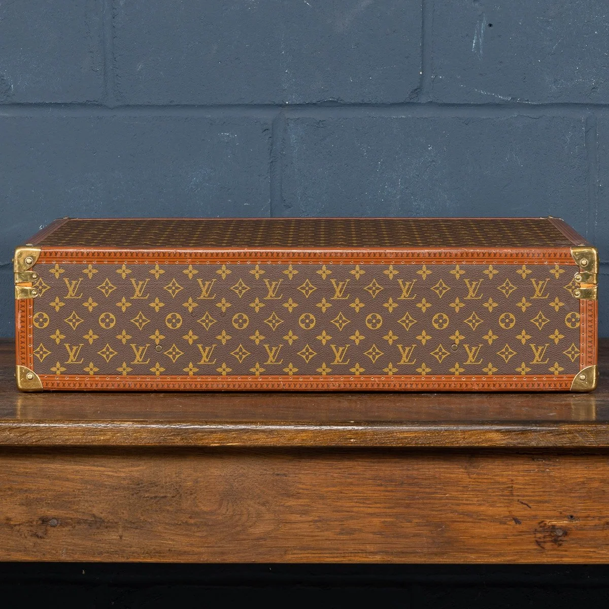 PUSHKIN ANTIQUES - 20thC LOUIS VUITTON SUITCASE IN MONOGRAM CANVAS, FRANCE c.1970 2- 04.jpg