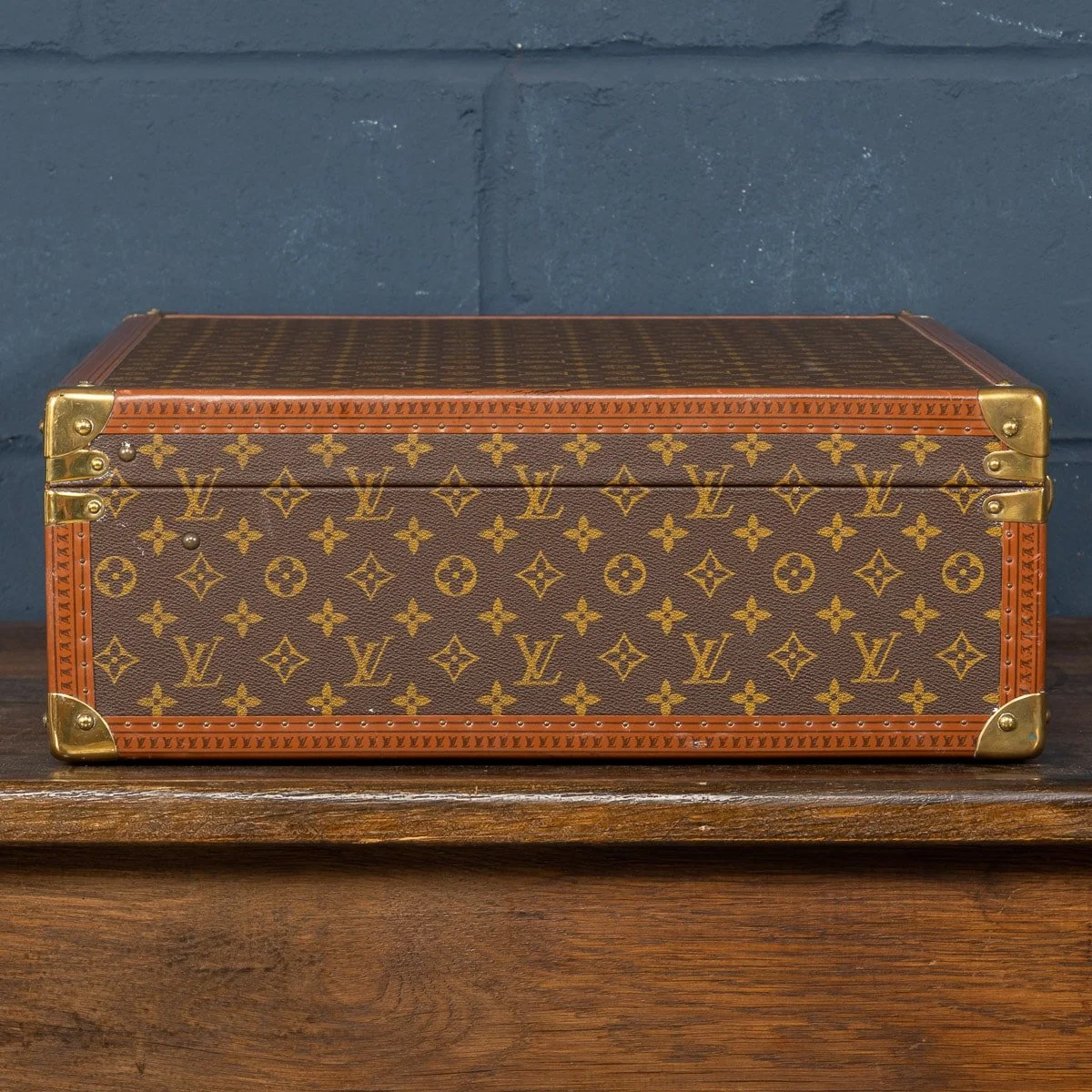 PUSHKIN ANTIQUES - 20thC LOUIS VUITTON SUITCASE IN MONOGRAM CANVAS, FRANCE c.1970 2- 05.jpg
