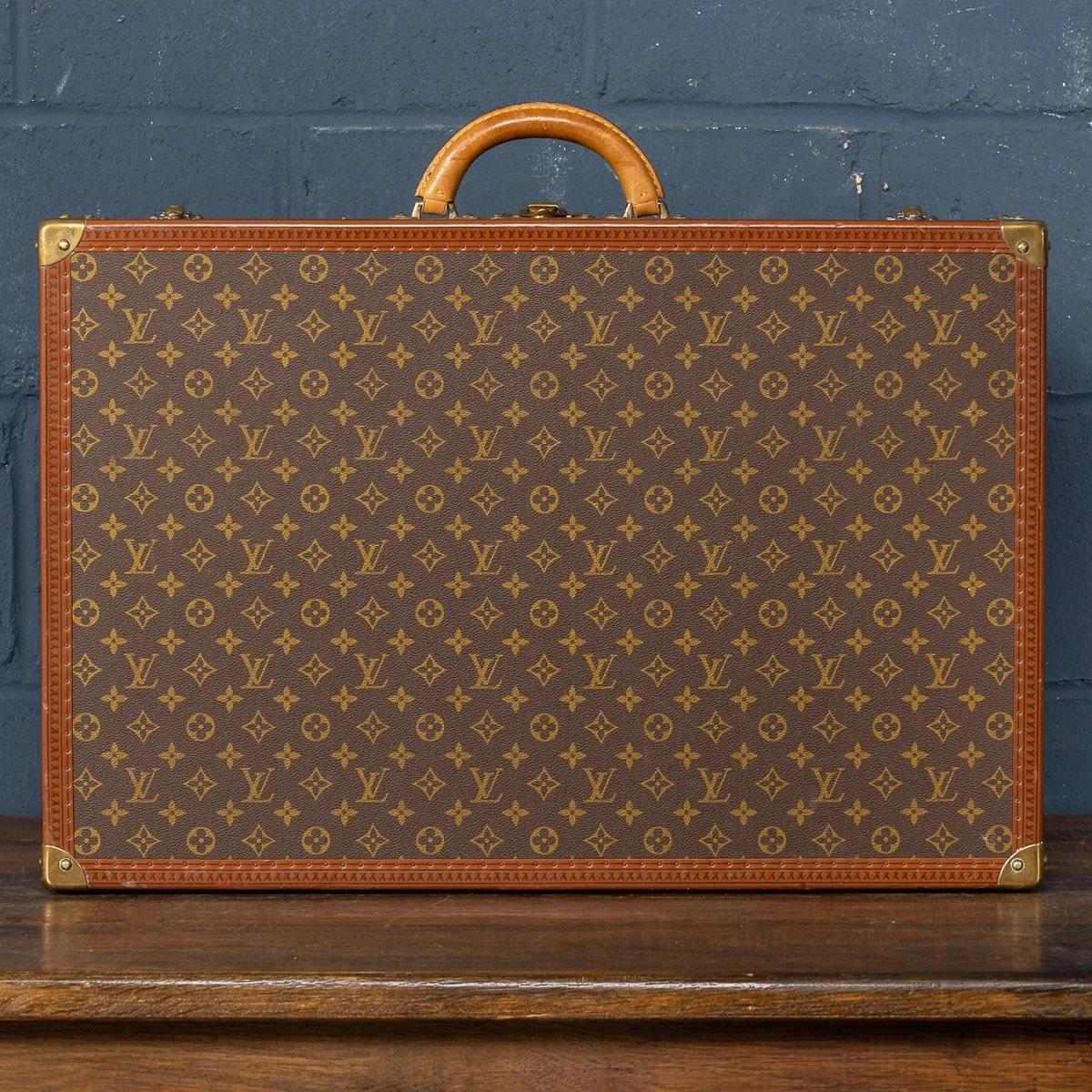 PUSHKIN ANTIQUES - 20thC LOUIS VUITTON SUITCASE IN MONOGRAM CANVAS, FRANCE c.1970 2- 06.jpg