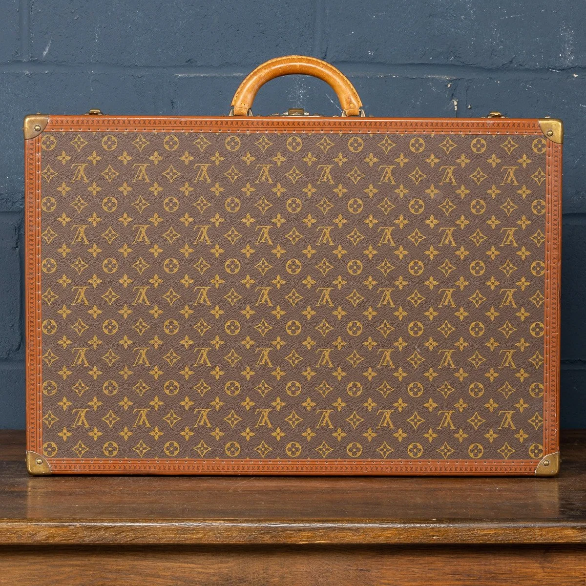 PUSHKIN ANTIQUES - 20thC LOUIS VUITTON SUITCASE IN MONOGRAM CANVAS, FRANCE c.1970 2- 07.jpg