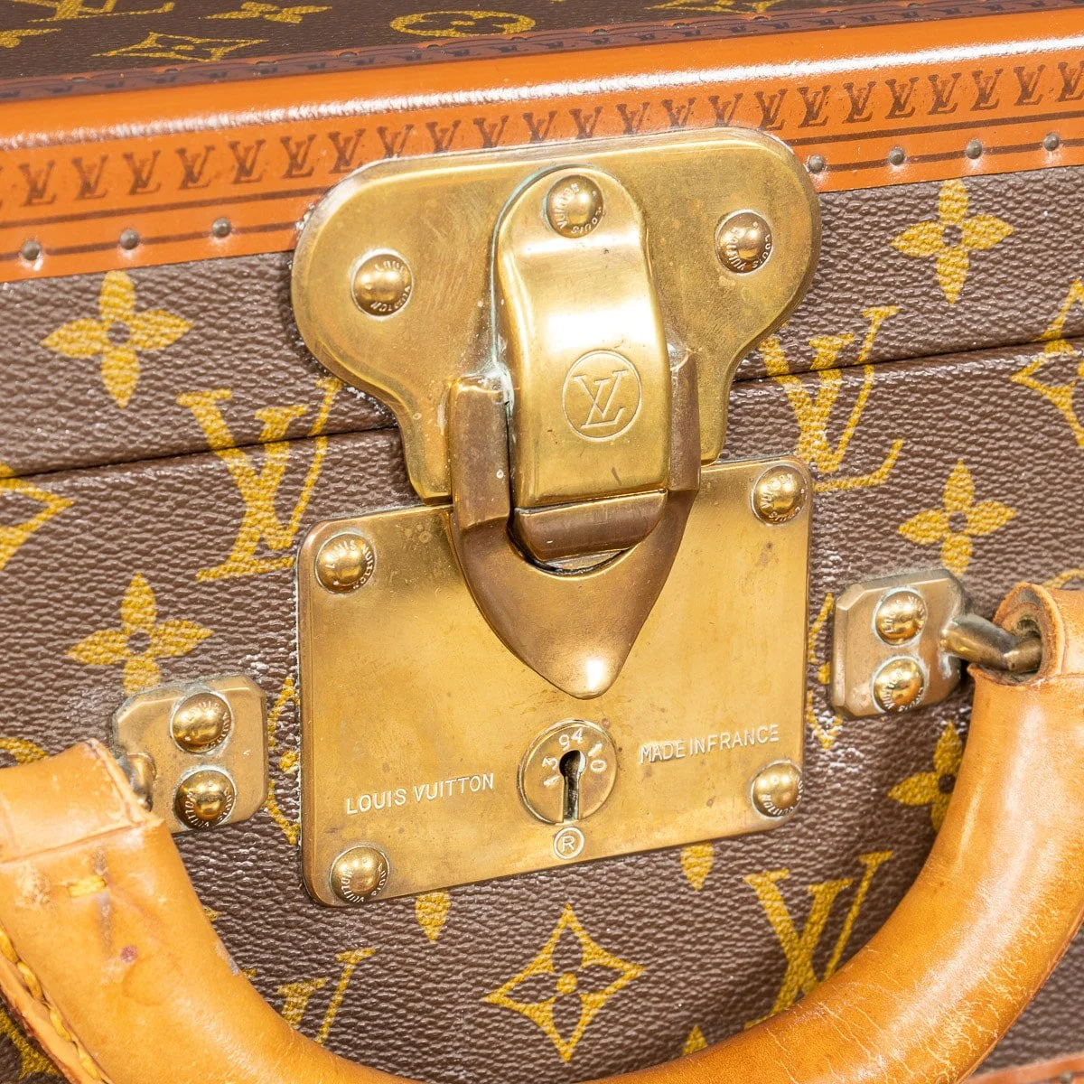 PUSHKIN ANTIQUES - 20thC LOUIS VUITTON SUITCASE IN MONOGRAM CANVAS, FRANCE c.1970 2- 13.jpg