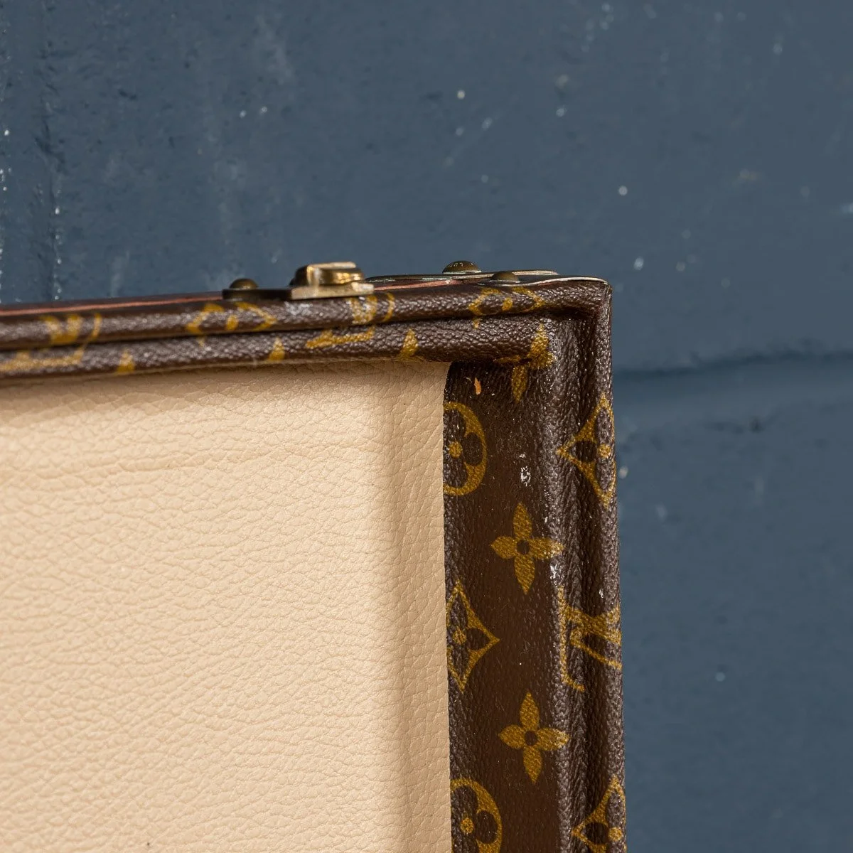 PUSHKIN ANTIQUES - 20thC LOUIS VUITTON SUITCASE IN MONOGRAM CANVAS, FRANCE c.1970 2- 27.jpg