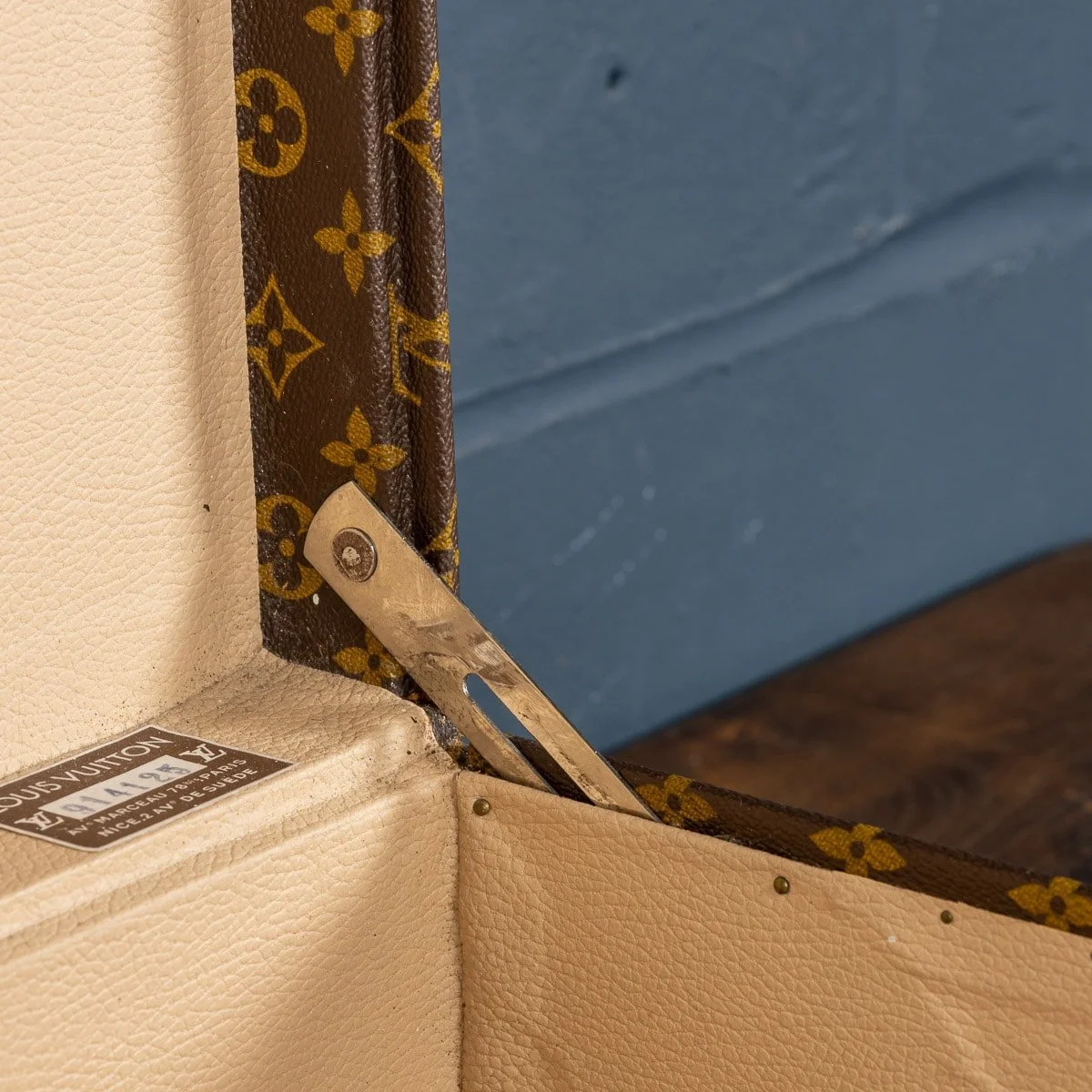PUSHKIN ANTIQUES - 20thC LOUIS VUITTON SUITCASE IN MONOGRAM CANVAS, FRANCE c.1970 2- 25.jpg