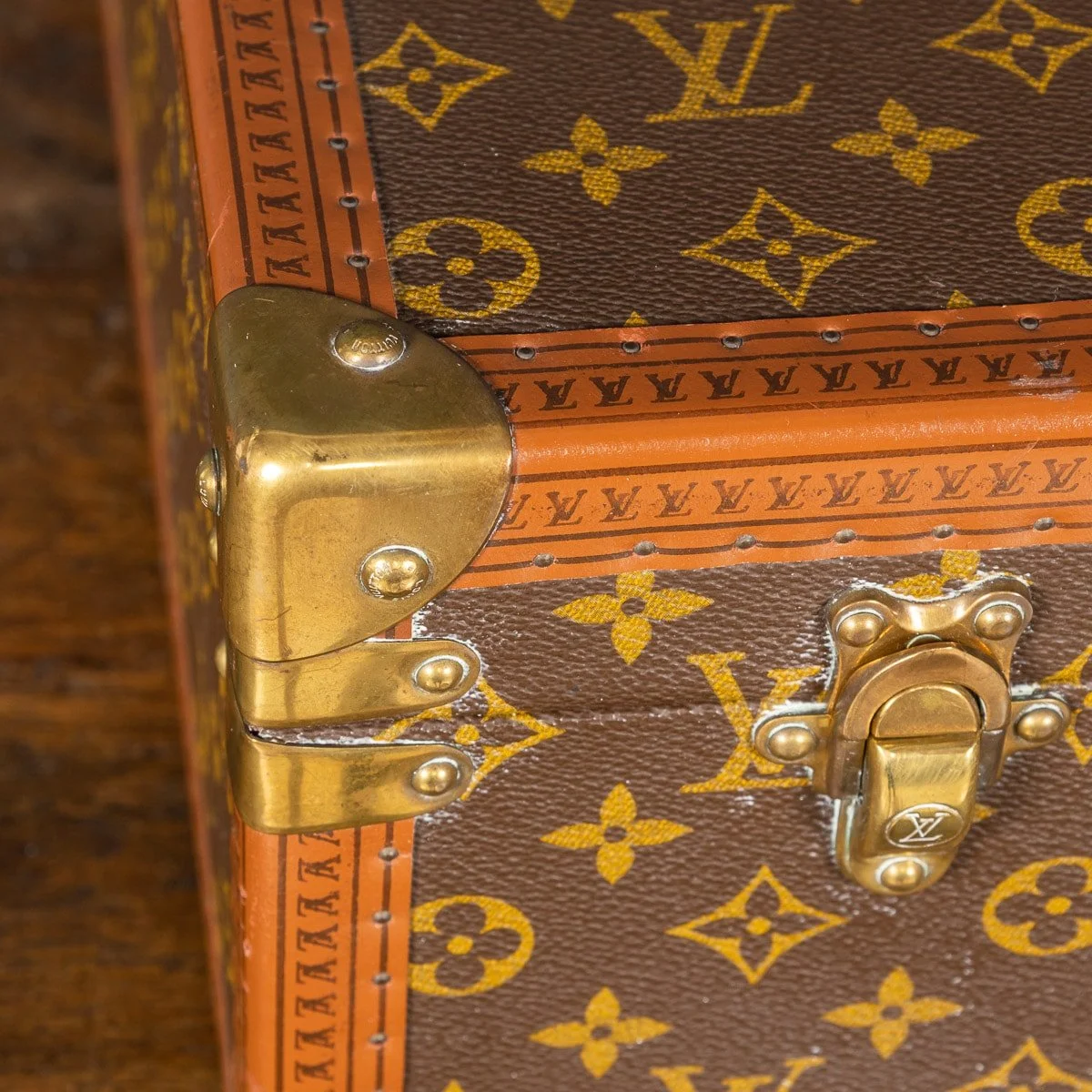 PUSHKIN ANTIQUES - 20thC LOUIS VUITTON SUITCASE IN MONOGRAM CANVAS, FRANCE c.1970 2- 16.jpg