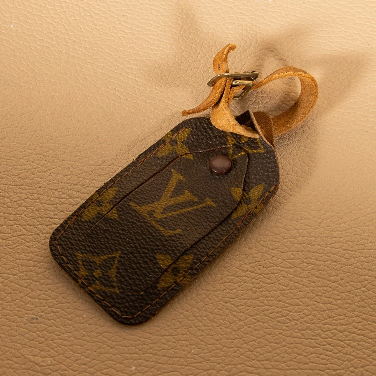 PUSHKIN ANTIQUES - 20thC LOUIS VUITTON SUITCASE IN MONOGRAM CANVAS, FRANCE c.1970 2- 23.jpg