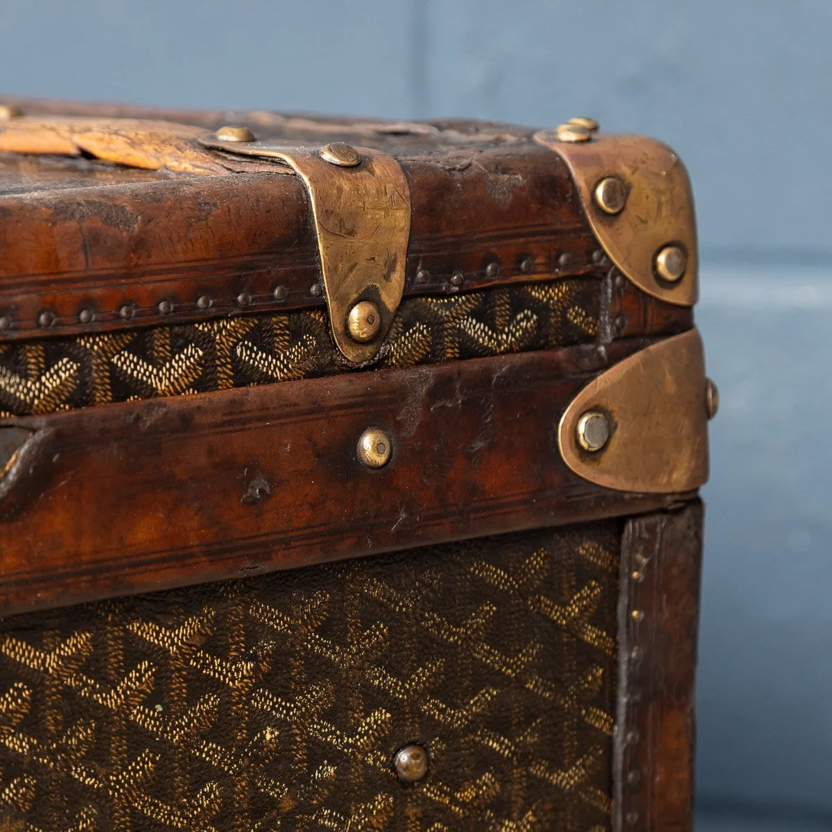 PUSHKIN ANTIQUES - A 20thC GOYARD COURIER TRUNK IN CHEVRON CANVAS, FRANCE c.1900 - 23.jpg