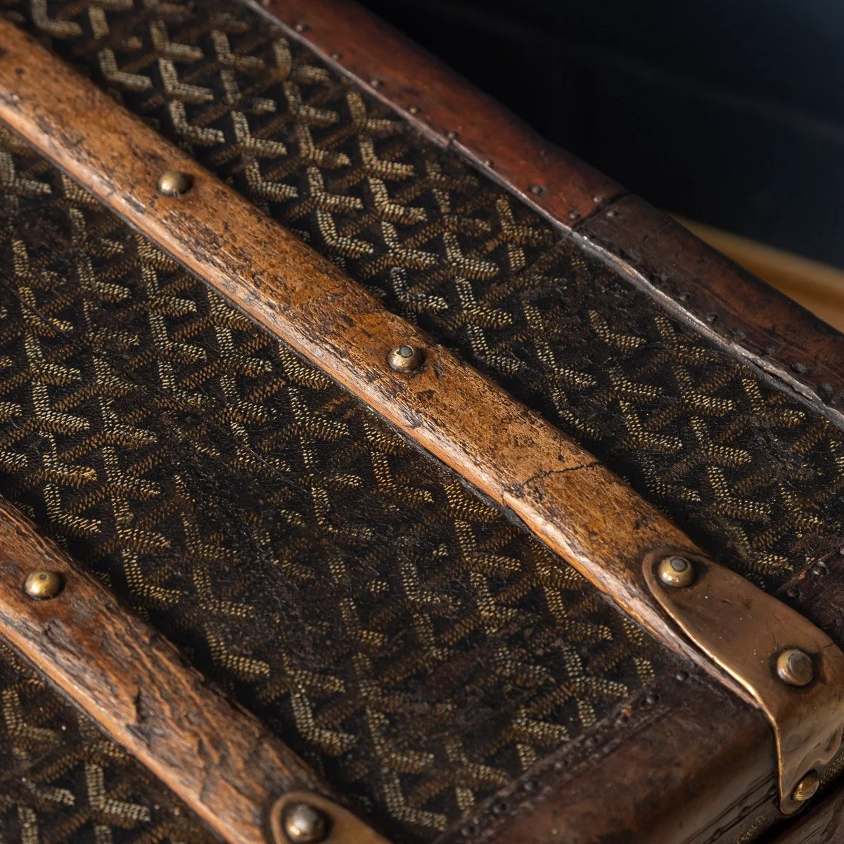 PUSHKIN ANTIQUES - A 20thC GOYARD COURIER TRUNK IN CHEVRON CANVAS, FRANCE c.1900 - 18.jpg