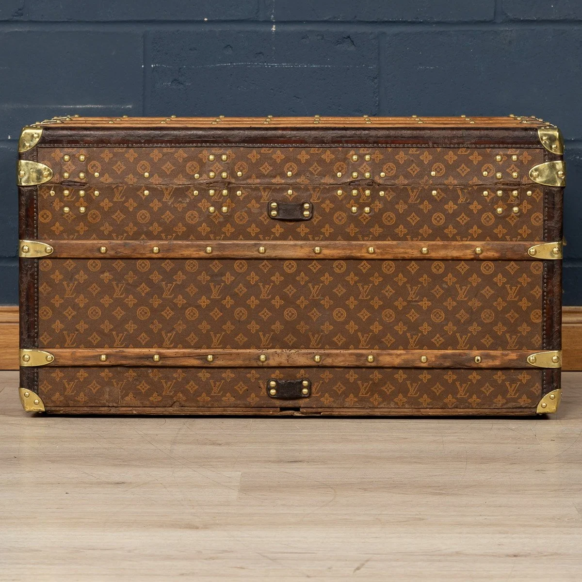 PUSHKIN ANTIQUES - A STUNNING 20thC LOUIS VUITTON TRUNK IN MONOGRAM CANVAS, FRANCE c.1900 - 07.jpg