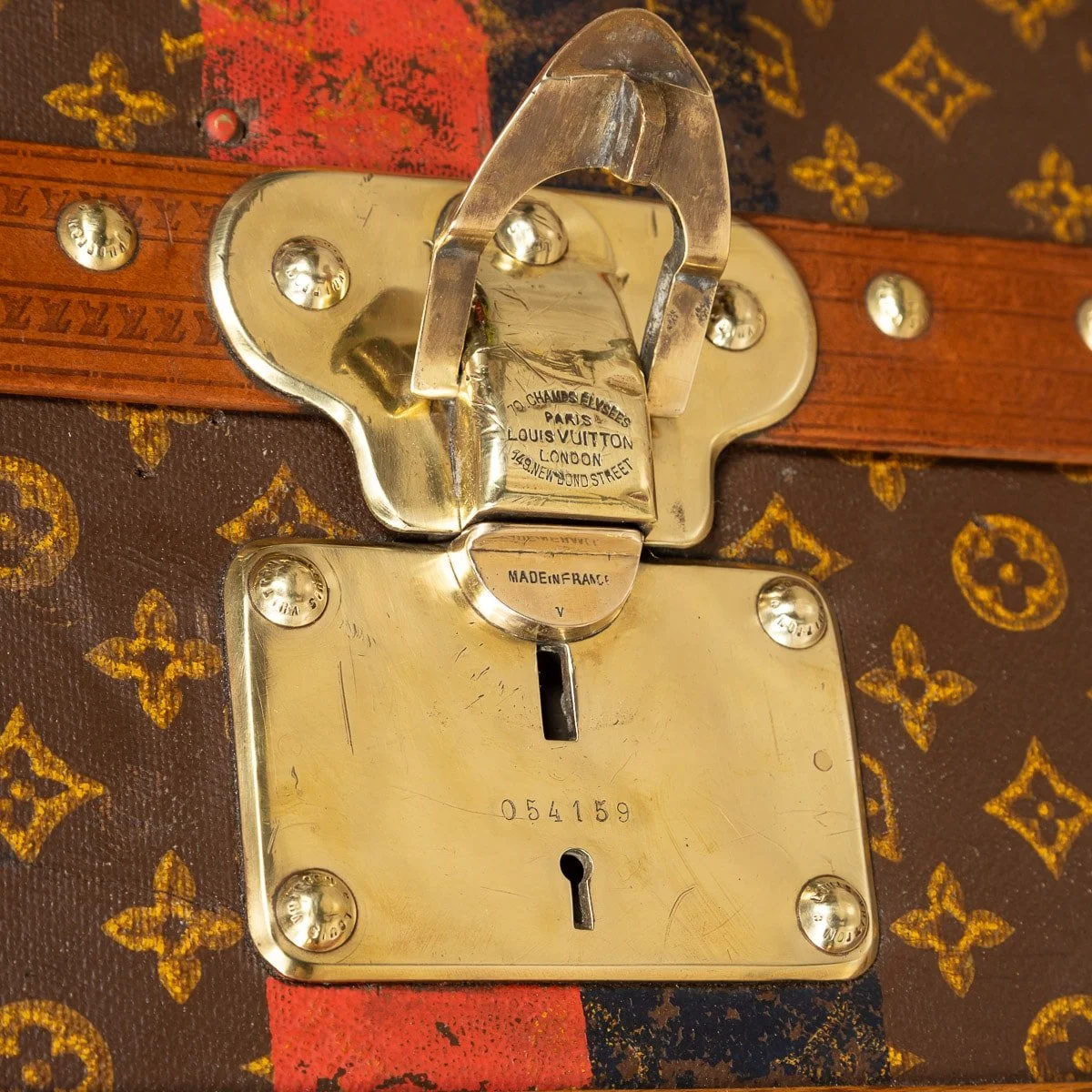 PUSHKIN ANTIQUES - A 20thC LOUIS VUITTON TRUNK WITH COCKTAIL BAR & CIGAR HUMIDOR FOR 300+ CIGARS - 27.jpg