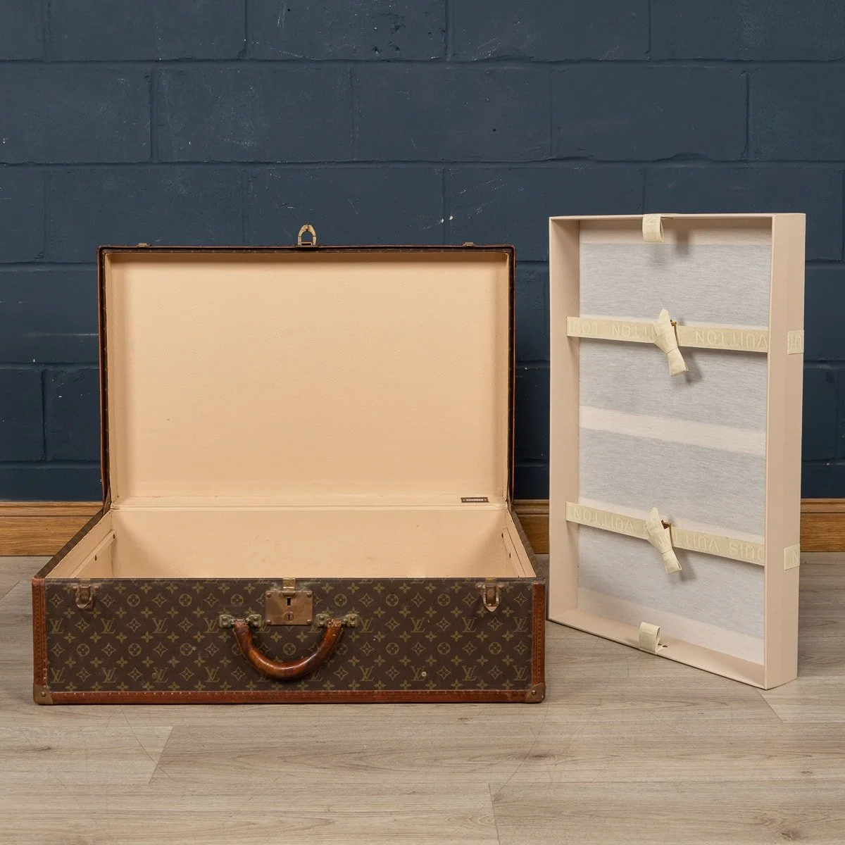 PUSHKIN ANTIQUES - A LOUIS VUITTON SUITCASE IN MONOGRAM CANVAS, FRANCE c.1970 - 12.jpg
