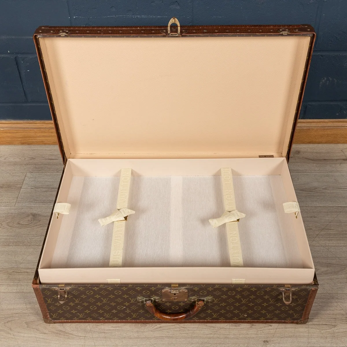 PUSHKIN ANTIQUES - A LOUIS VUITTON SUITCASE IN MONOGRAM CANVAS, FRANCE c.1970 - 10.jpg