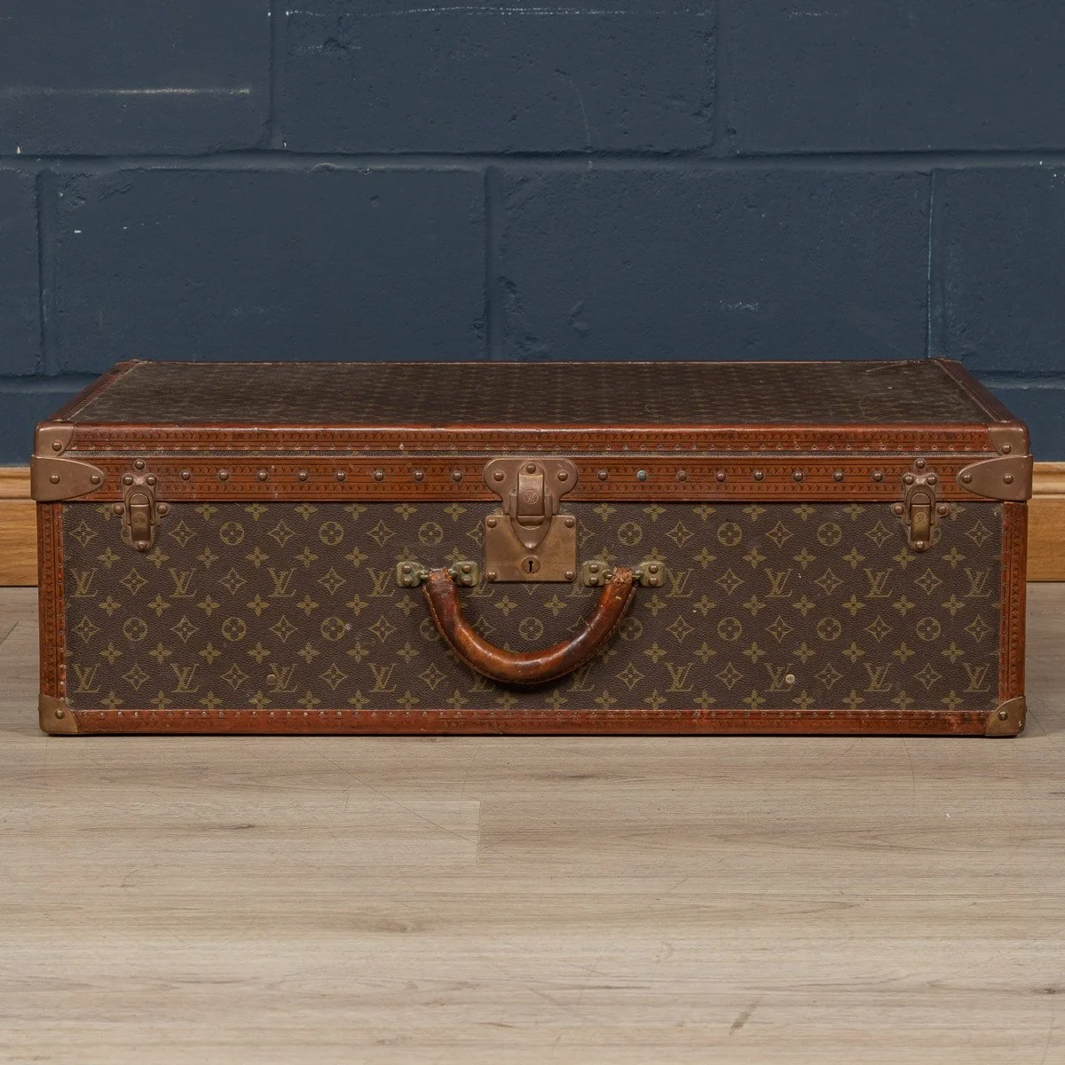 PUSHKIN ANTIQUES - A LOUIS VUITTON SUITCASE IN MONOGRAM CANVAS, FRANCE c.1970 - 04.jpg