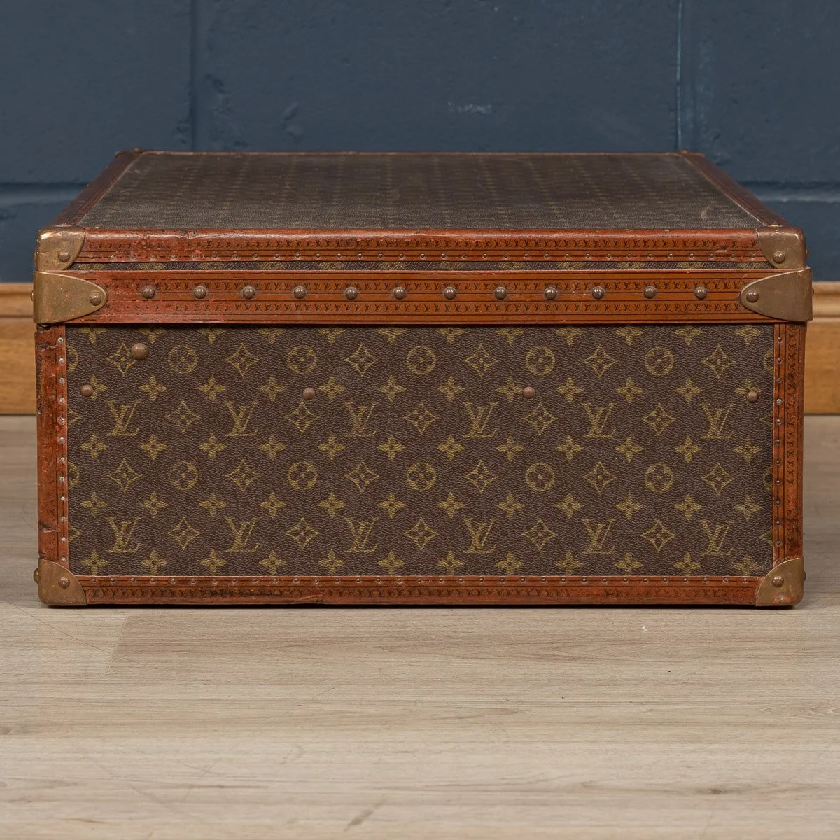 PUSHKIN ANTIQUES - A LOUIS VUITTON SUITCASE IN MONOGRAM CANVAS, FRANCE c.1970 - 07.jpg