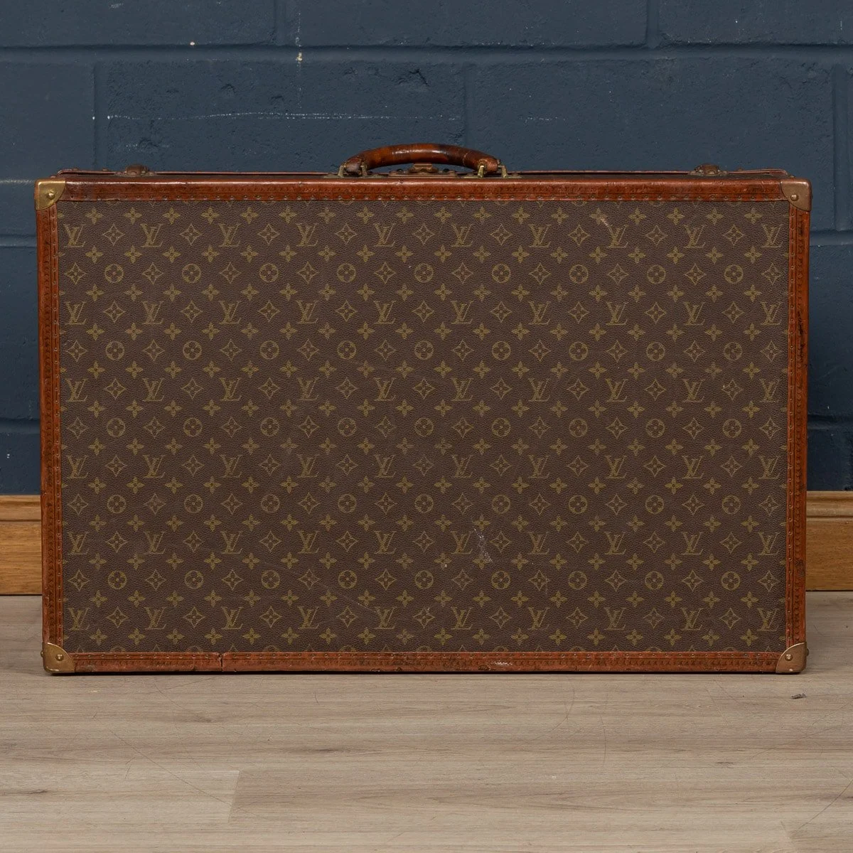 PUSHKIN ANTIQUES - A LOUIS VUITTON SUITCASE IN MONOGRAM CANVAS, FRANCE c.1970 - 09.jpg