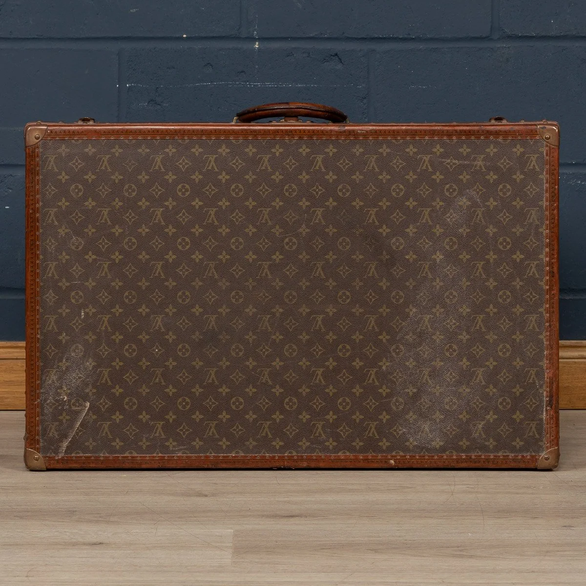 PUSHKIN ANTIQUES - A LOUIS VUITTON SUITCASE IN MONOGRAM CANVAS, FRANCE c.1970 - 08.jpg