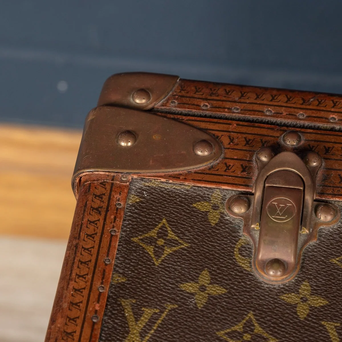 PUSHKIN ANTIQUES - A LOUIS VUITTON SUITCASE IN MONOGRAM CANVAS, FRANCE c.1970 - 19.jpg