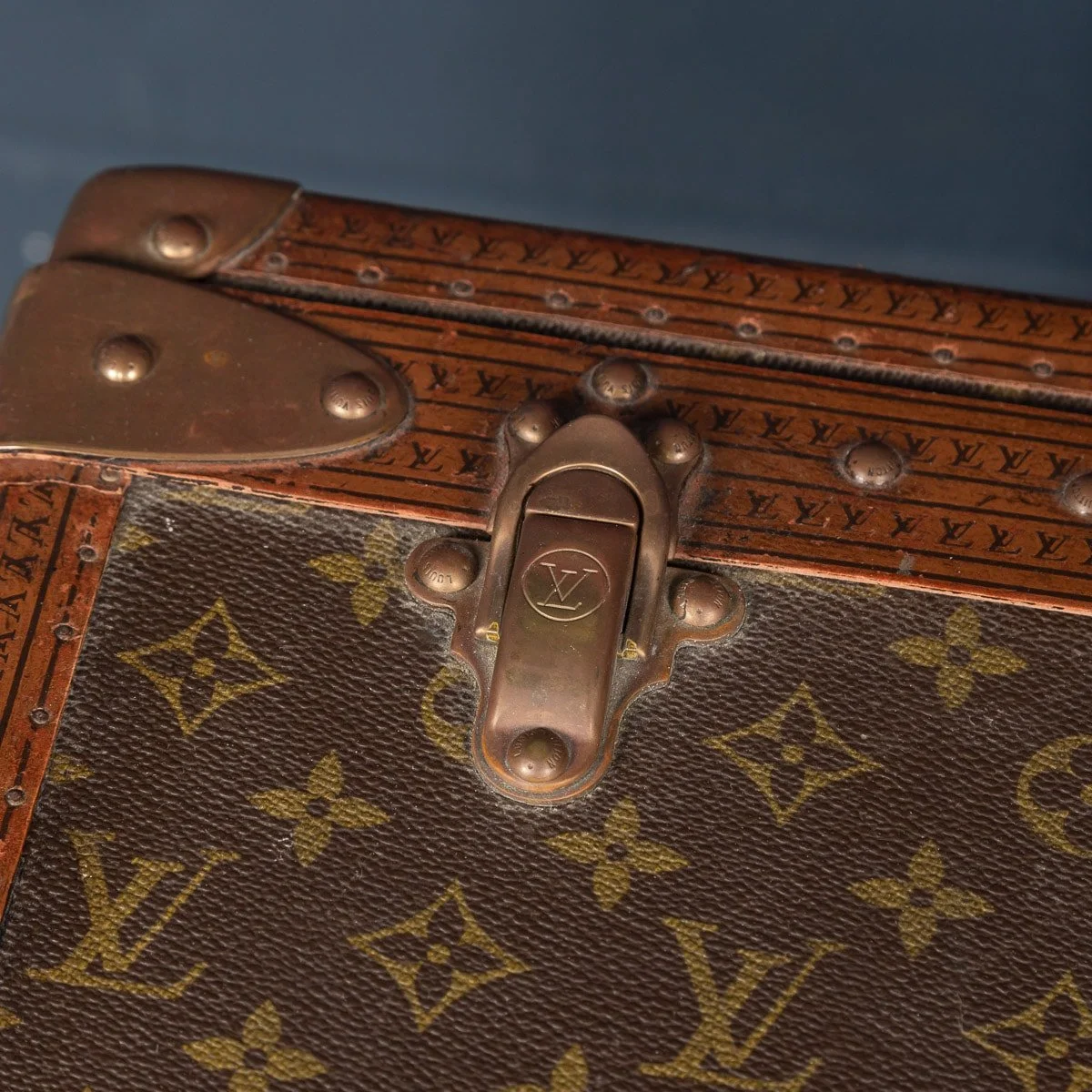 PUSHKIN ANTIQUES - A LOUIS VUITTON SUITCASE IN MONOGRAM CANVAS, FRANCE c.1970 - 20.jpg