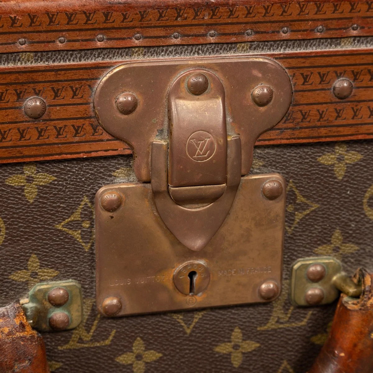 PUSHKIN ANTIQUES - A LOUIS VUITTON SUITCASE IN MONOGRAM CANVAS, FRANCE c.1970 - 17.jpg