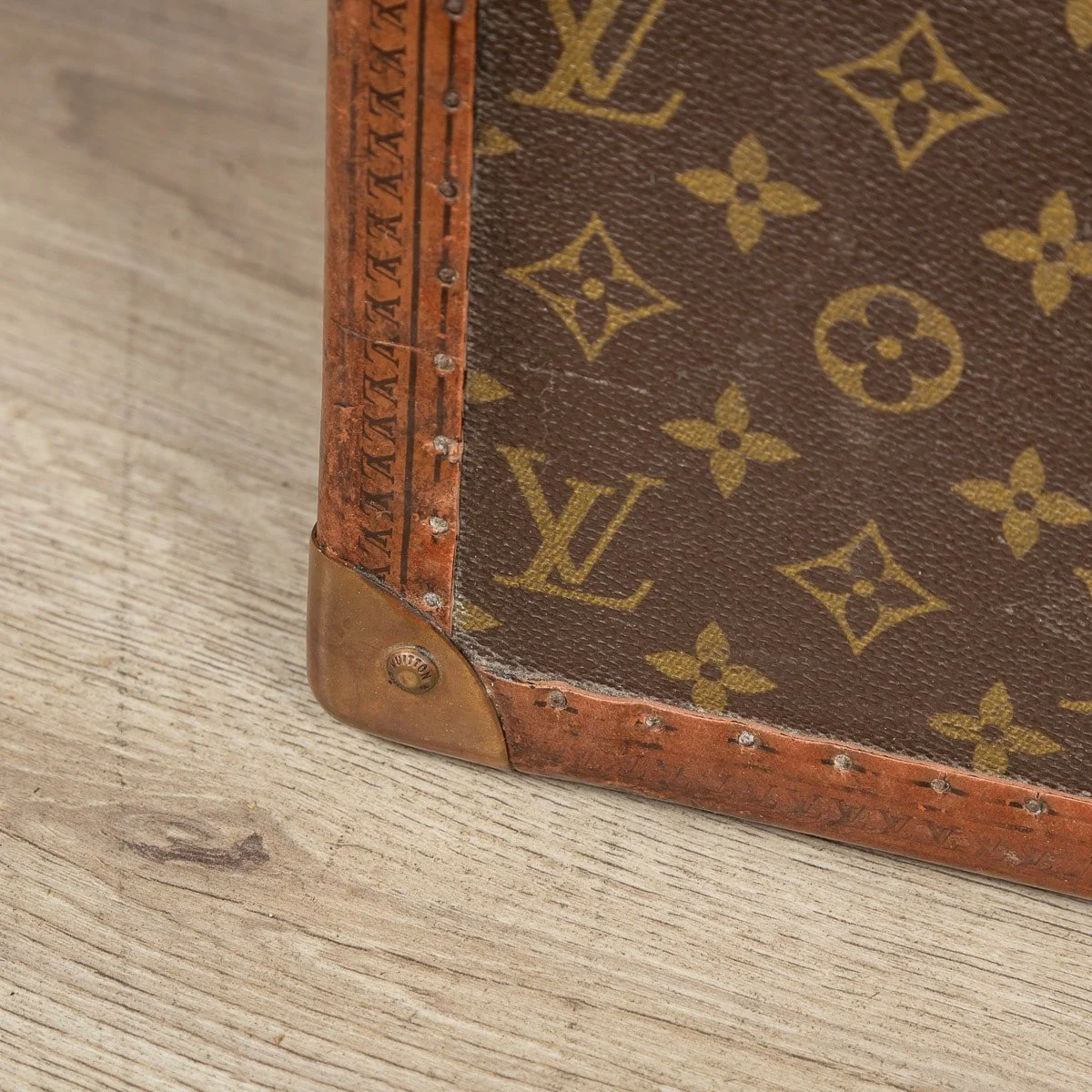PUSHKIN ANTIQUES - A LOUIS VUITTON SUITCASE IN MONOGRAM CANVAS, FRANCE c.1970 - 24.jpg