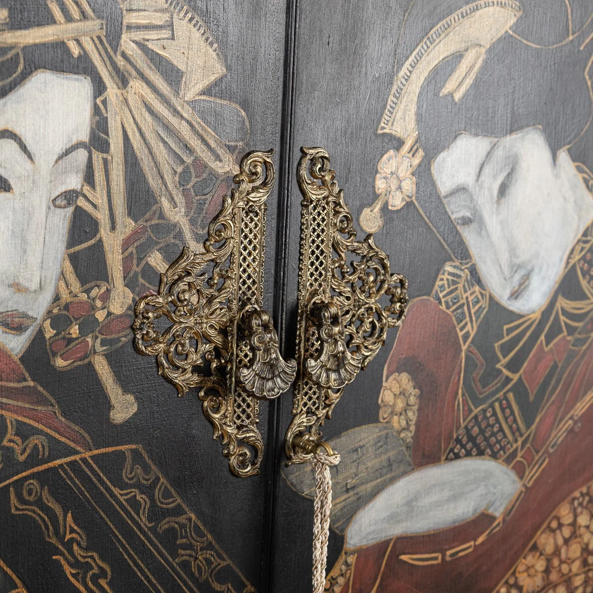 PUSHKIN ANTIQUES - JAPANESQUE STYLE COCKTAIL CABINET HANDPAINTED DEPICTING A 'GEISHA' - 19.jpg