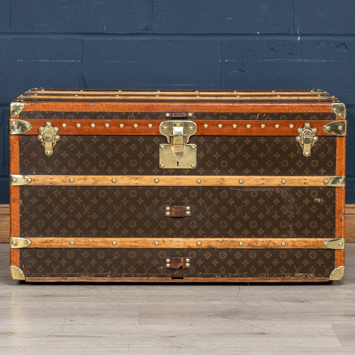 PUSHKIN ANTIQUES - 20thC LOUIS VUITTON TRUNK IN MONOGRAM CANVAS, FRANCE c.1930 - 04.jpg