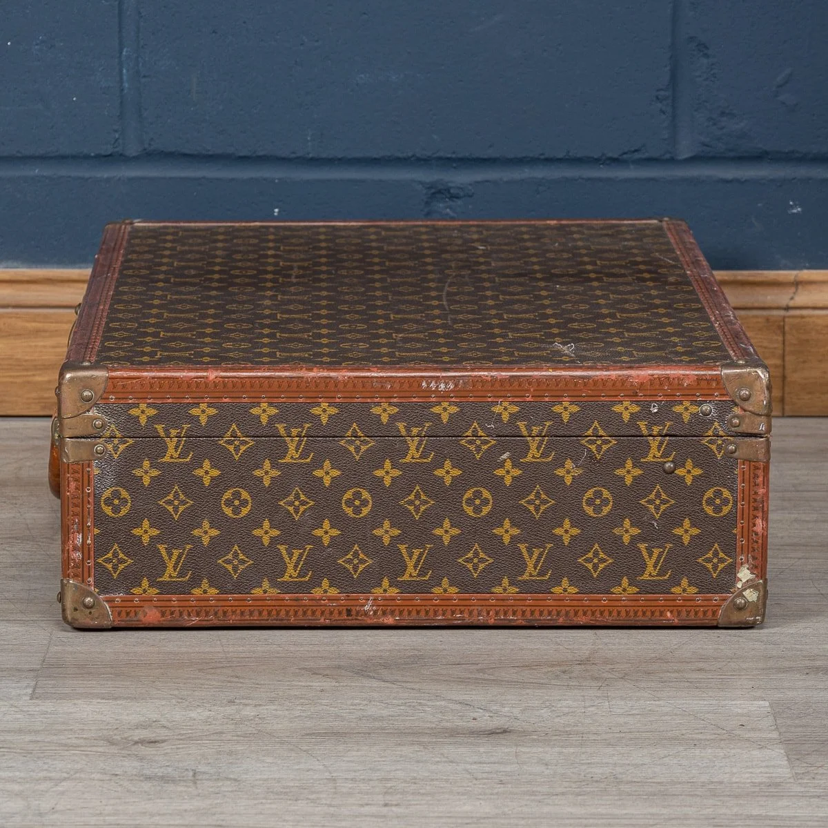 PUSHKIN ANTIQUES - 20thC LOUIS VUITTON SUITCASE IN MONOGRAM CANVAS, FRANCE c.1970 - 05.jpg