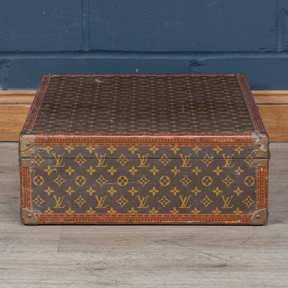PUSHKIN ANTIQUES - 20thC LOUIS VUITTON SUITCASE IN MONOGRAM CANVAS, FRANCE c.1970 - 07.jpg