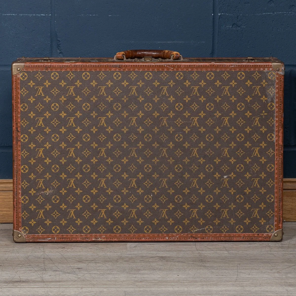 PUSHKIN ANTIQUES - 20thC LOUIS VUITTON SUITCASE IN MONOGRAM CANVAS, FRANCE c.1970 - 08.jpg