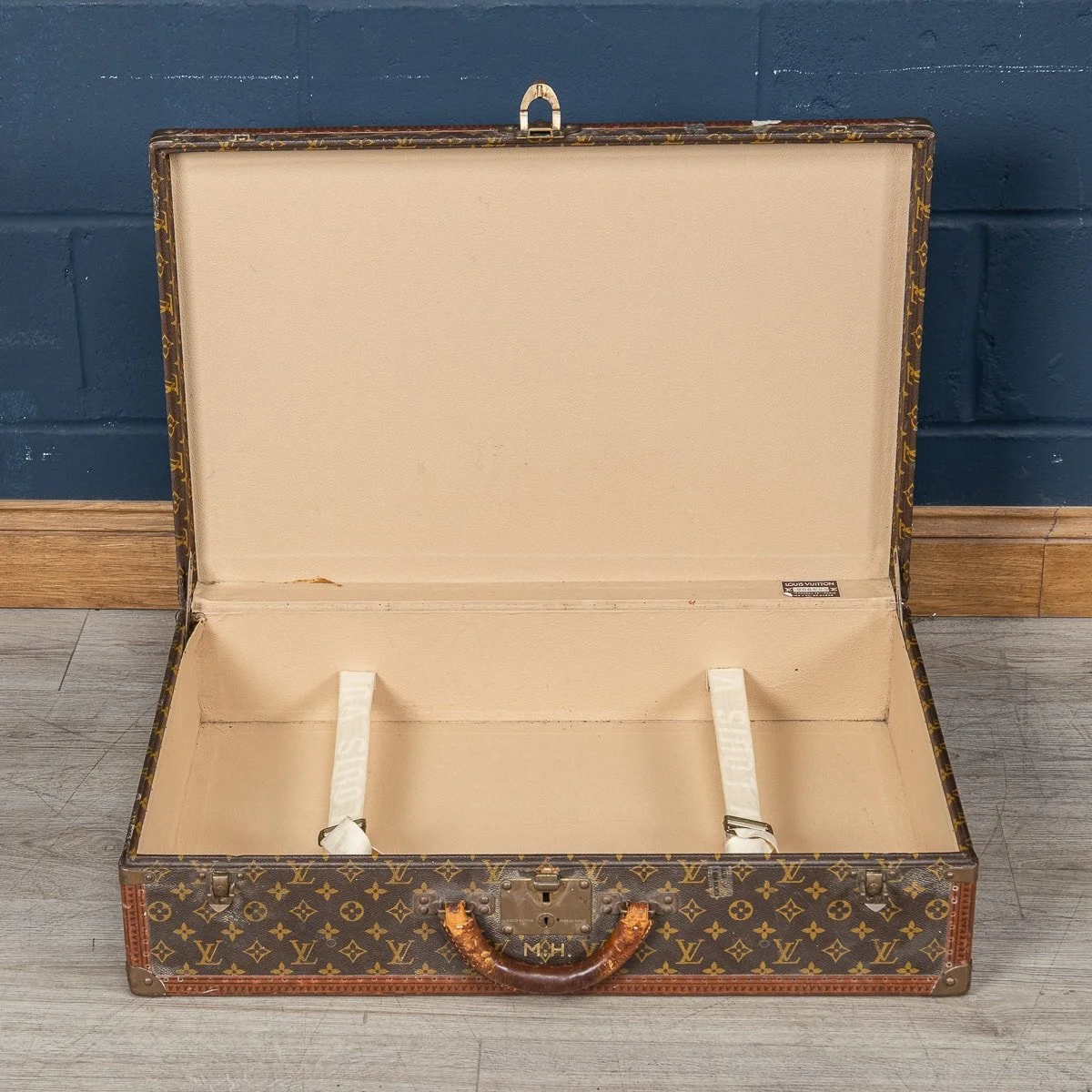 PUSHKIN ANTIQUES - 20thC LOUIS VUITTON SUITCASE IN MONOGRAM CANVAS, FRANCE c.1970 - 10.jpg