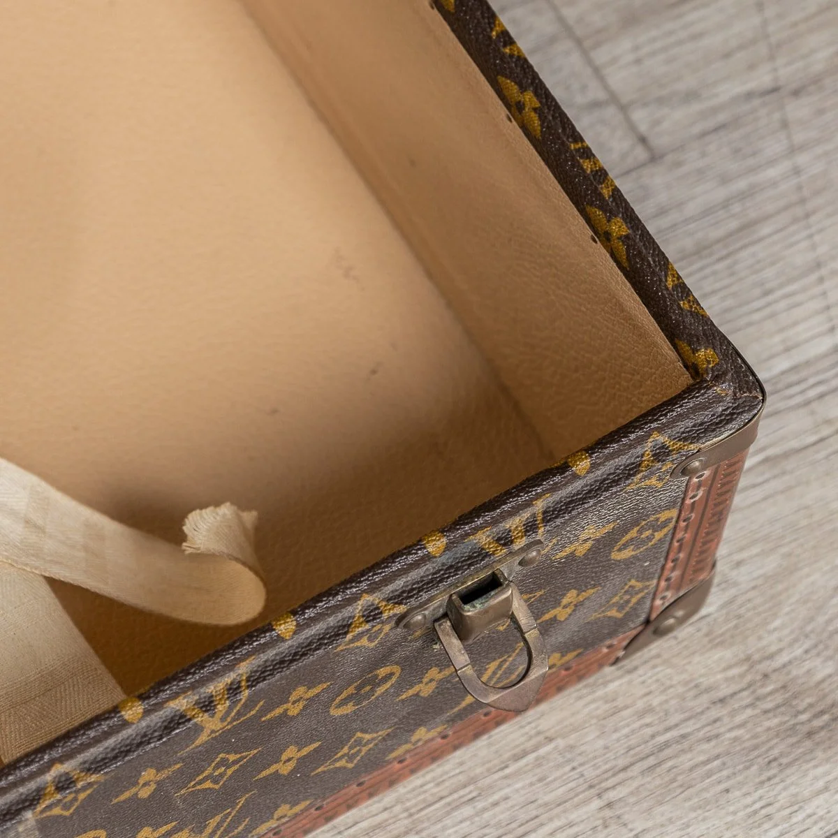 PUSHKIN ANTIQUES - 20thC LOUIS VUITTON SUITCASE IN MONOGRAM CANVAS, FRANCE c.1970 - 14.jpg