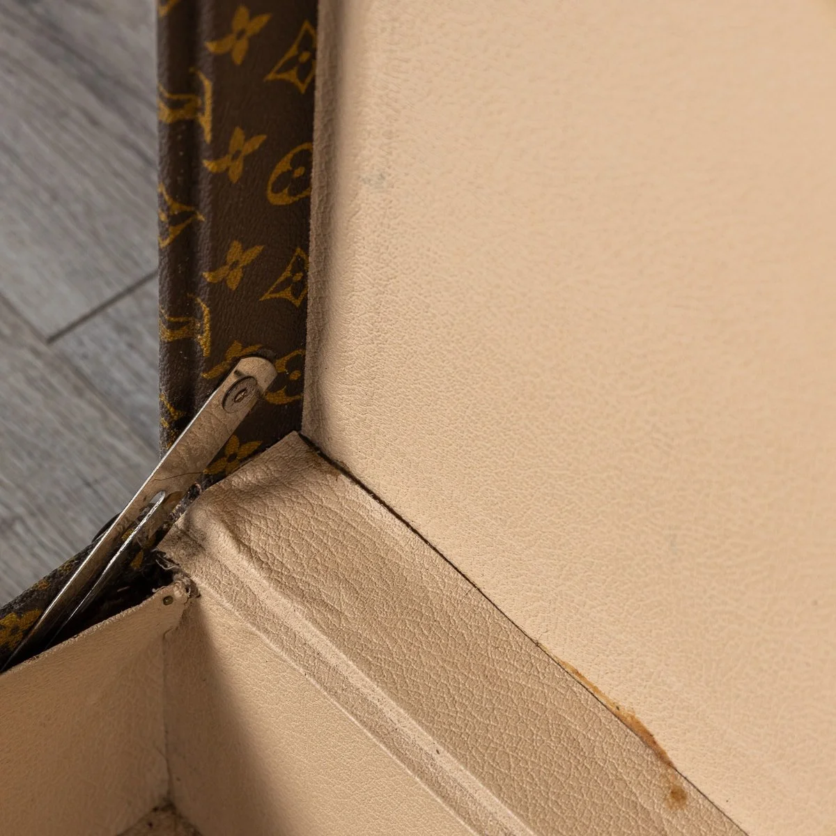 PUSHKIN ANTIQUES - 20thC LOUIS VUITTON SUITCASE IN MONOGRAM CANVAS, FRANCE c.1970 - 15.jpg