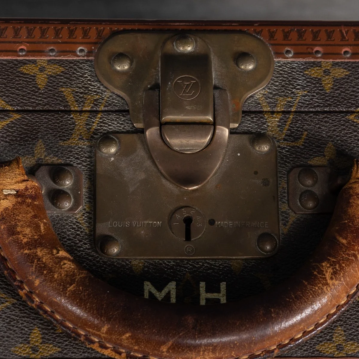 PUSHKIN ANTIQUES - 20thC LOUIS VUITTON SUITCASE IN MONOGRAM CANVAS, FRANCE c.1970 - 16.jpg