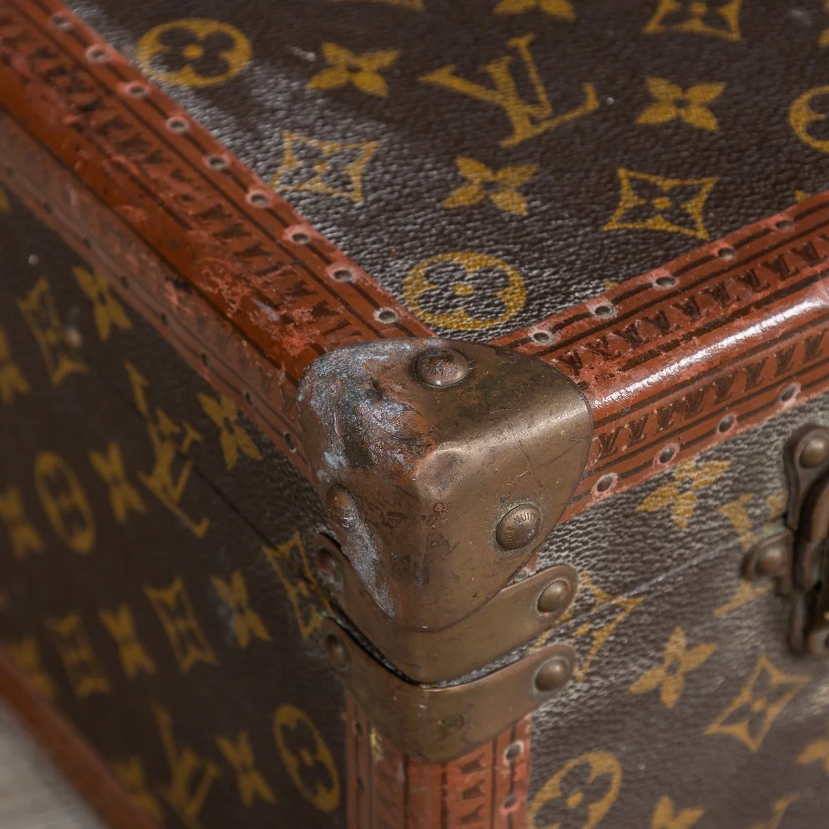 PUSHKIN ANTIQUES - 20thC LOUIS VUITTON SUITCASE IN MONOGRAM CANVAS, FRANCE c.1970 - 17.jpg