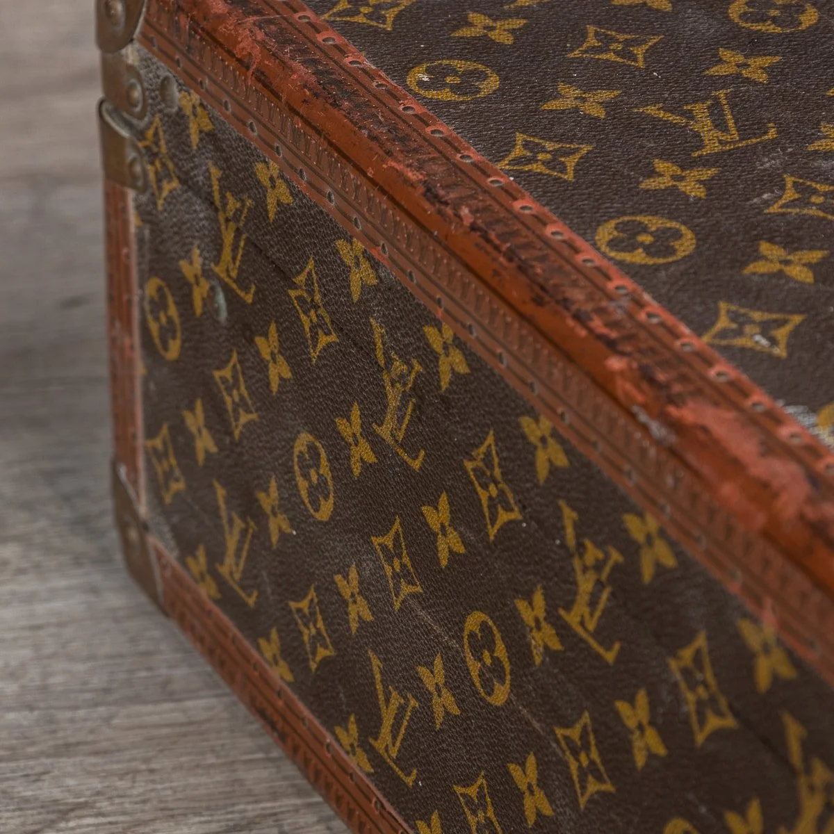 PUSHKIN ANTIQUES - 20thC LOUIS VUITTON SUITCASE IN MONOGRAM CANVAS, FRANCE c.1970 - 21.jpg