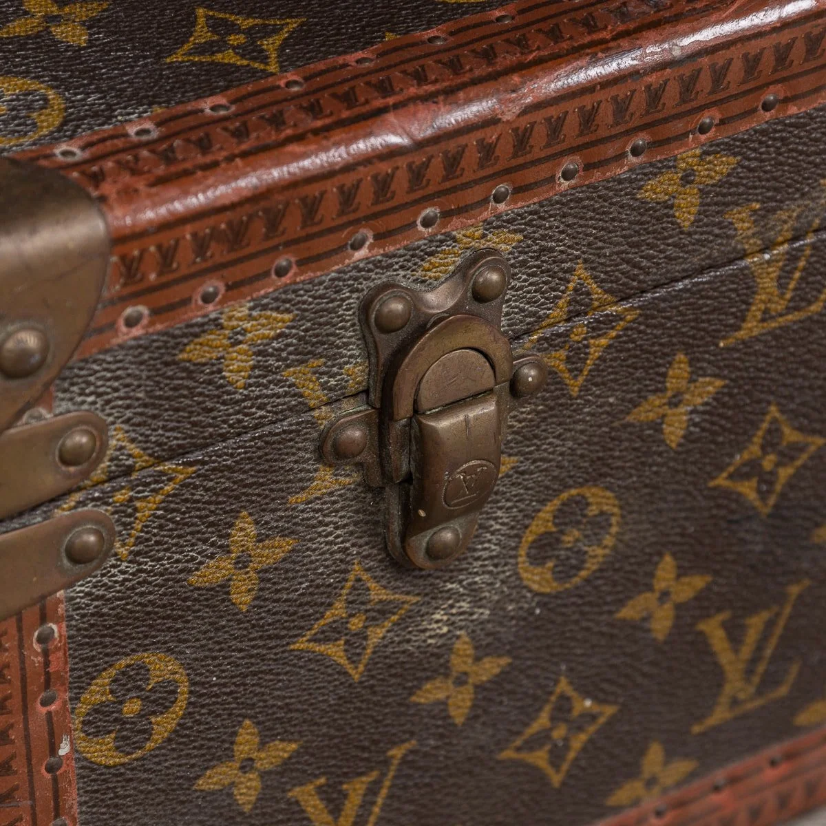 PUSHKIN ANTIQUES - 20thC LOUIS VUITTON SUITCASE IN MONOGRAM CANVAS, FRANCE c.1970 - 23.jpg