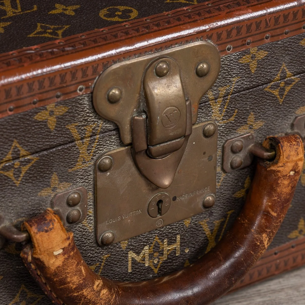 PUSHKIN ANTIQUES - 20thC LOUIS VUITTON SUITCASE IN MONOGRAM CANVAS, FRANCE c.1970 - 24.jpg