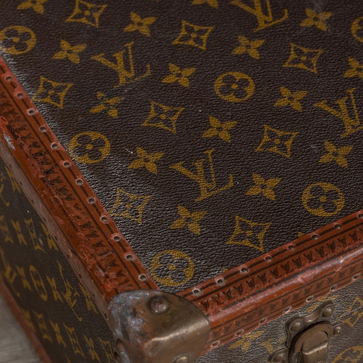 PUSHKIN ANTIQUES - 20thC LOUIS VUITTON SUITCASE IN MONOGRAM CANVAS, FRANCE c.1970 - 19.jpg