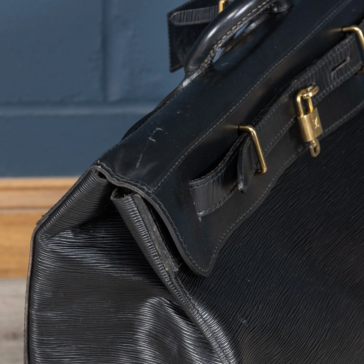 PUSHKIN ANTIQUES - 20thC LOUIS VUITTON STEAMER BAG IN EPI LEATHER CANVAS, MADE IN FRANCE - 22.jpg