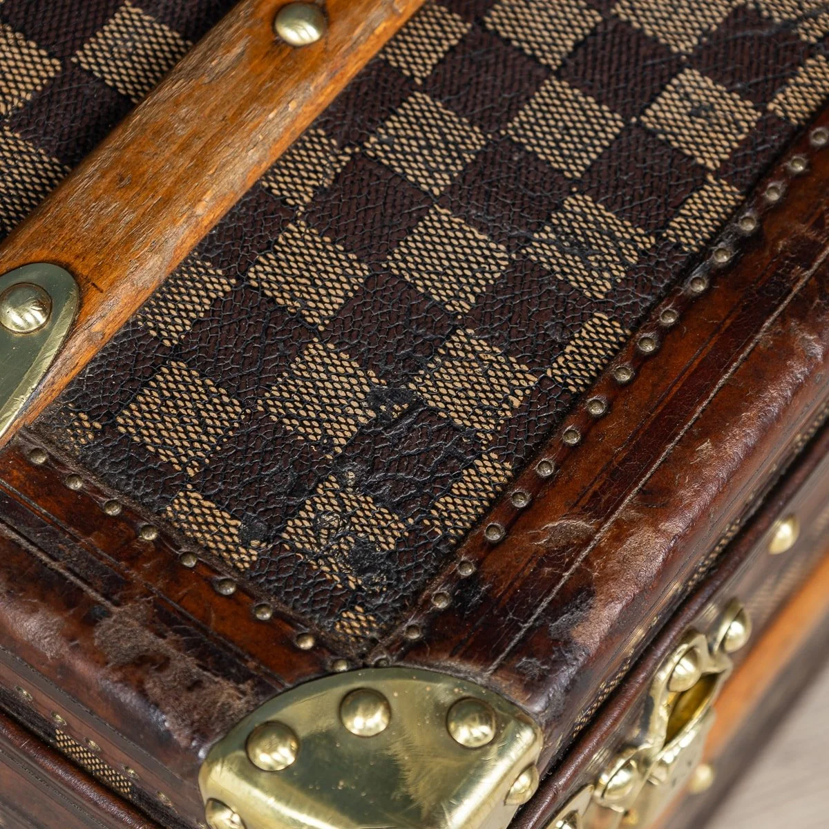 PUSHKIN ANTIQUES - RARE 19th CENTURY LOUIS VUITTON SHIRT TRUNK IN DAMIER CANVAS, FRANCE c.1895 - 37.jpg