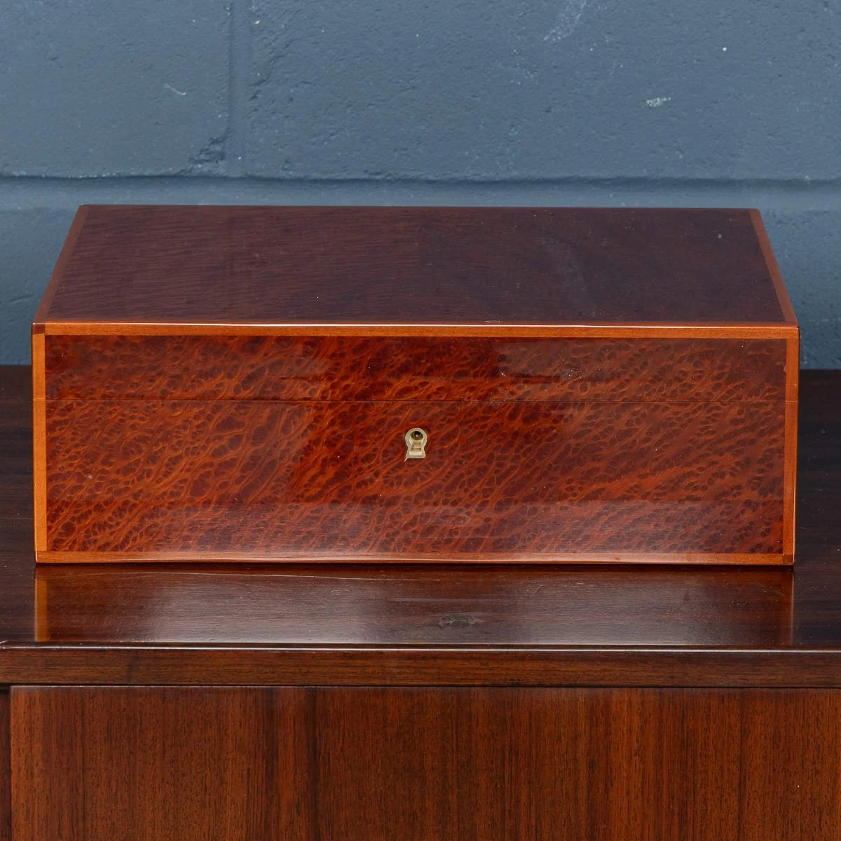 PUSHKINS.COM - B12031 - VINTAGE 20thC BURR WALNUT CIGAR HUMIDOR BY DUNHILL, ENGLAND - 04.jpg