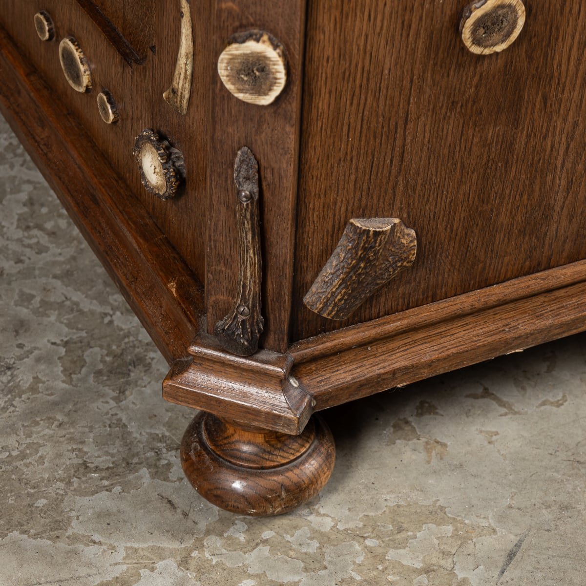 PUSHKIN'S - ANTIQUE 20thC GERMAN BLACK FOREST OAK & ANTLER CABINET c.1900 - 36.jpg