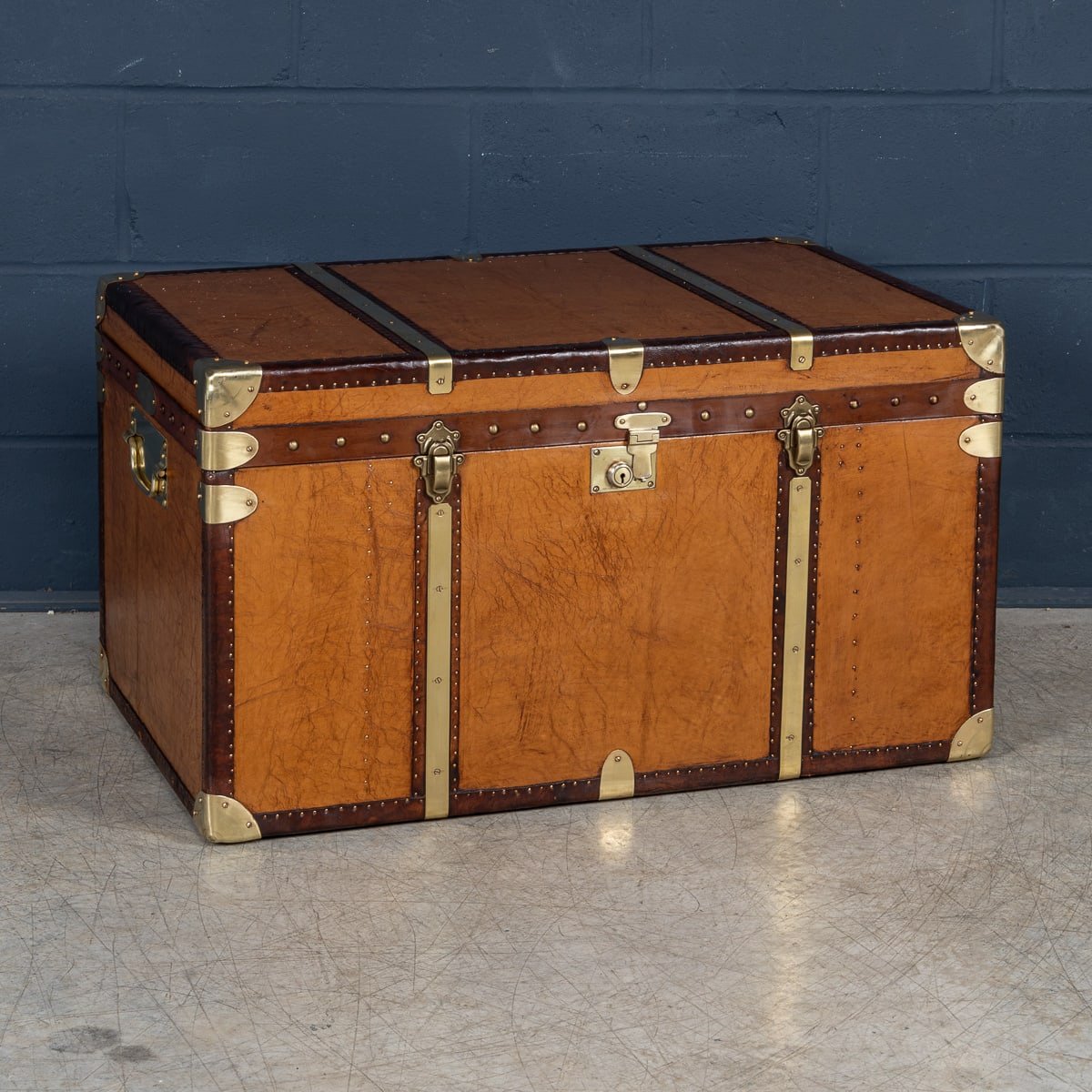 PUSHKINS.COM - B11236 - 20thC LEATHER CLAD ENGLISH ARMY : NAVY STYLE TRUNK - 03.jpg